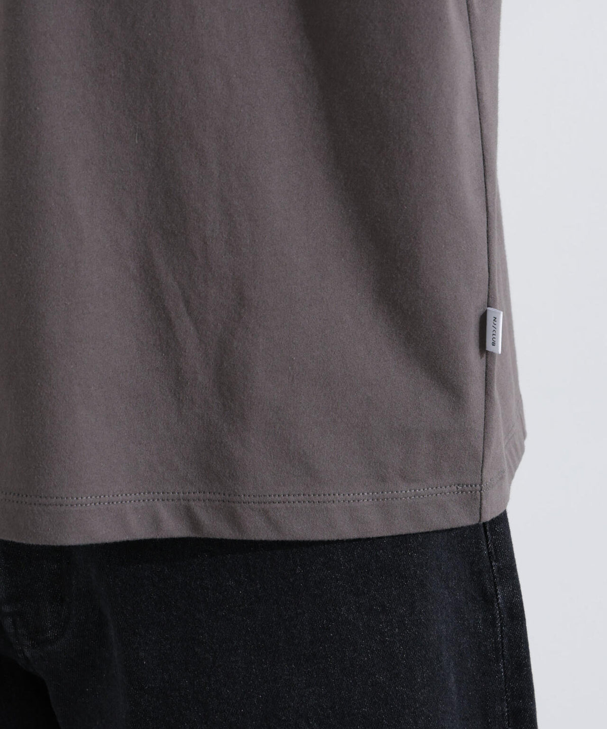 「NJ/CLUB」 ロゴプリントロングスリーブTシャツ 6685123219