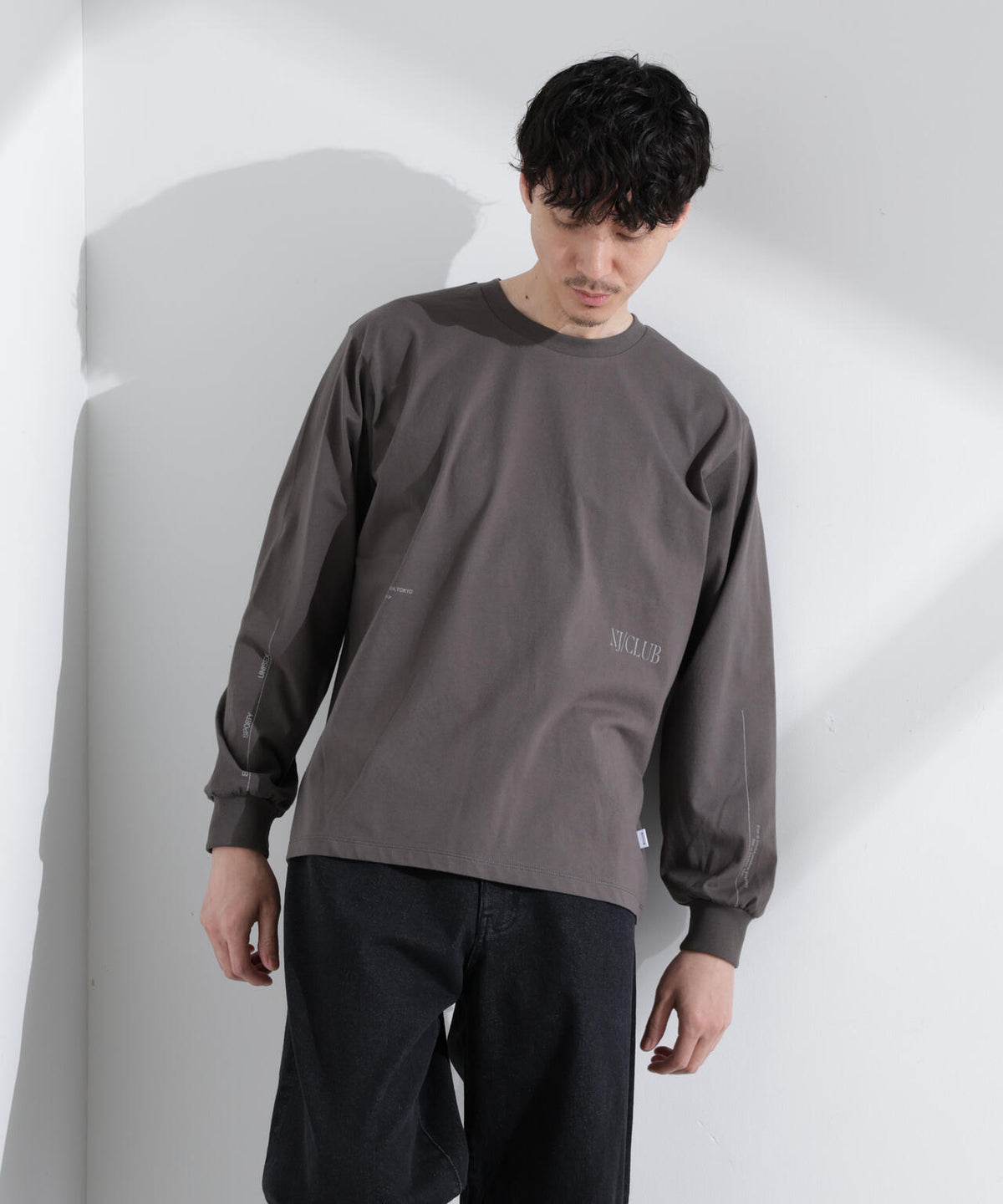 「NJ/CLUB」 ロゴプリントロングスリーブTシャツ 6685123219