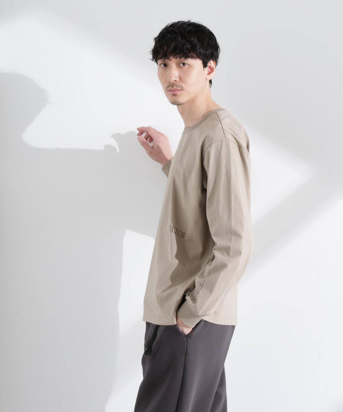 「NJ/CLUB」 ロゴプリントロングスリーブTシャツ 6685123219