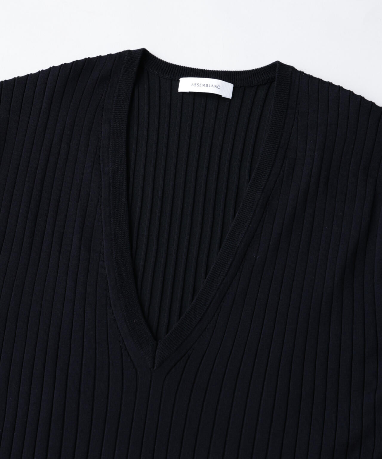 「ASSEMBLANC」ウォッシャブルシルクワイドリブVネックニットTシャツ 6685124255