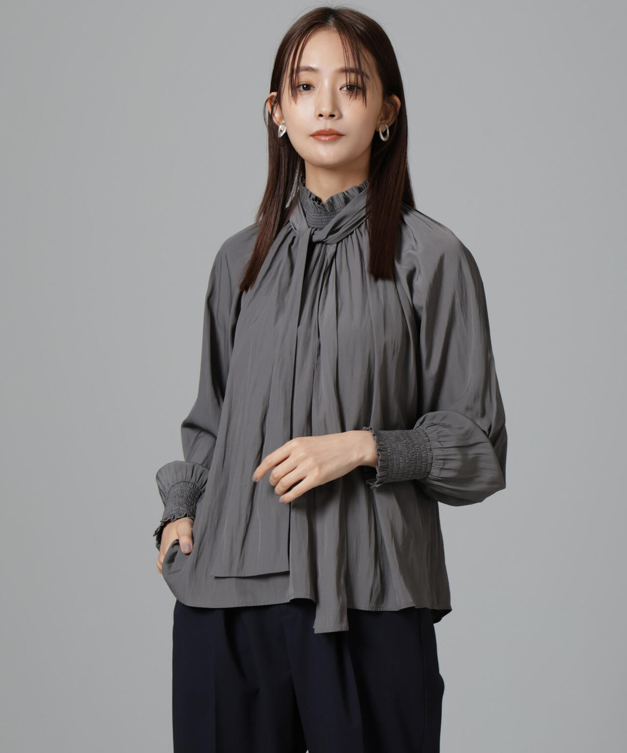 シャーリングネックボウタイブラウス 6694220325