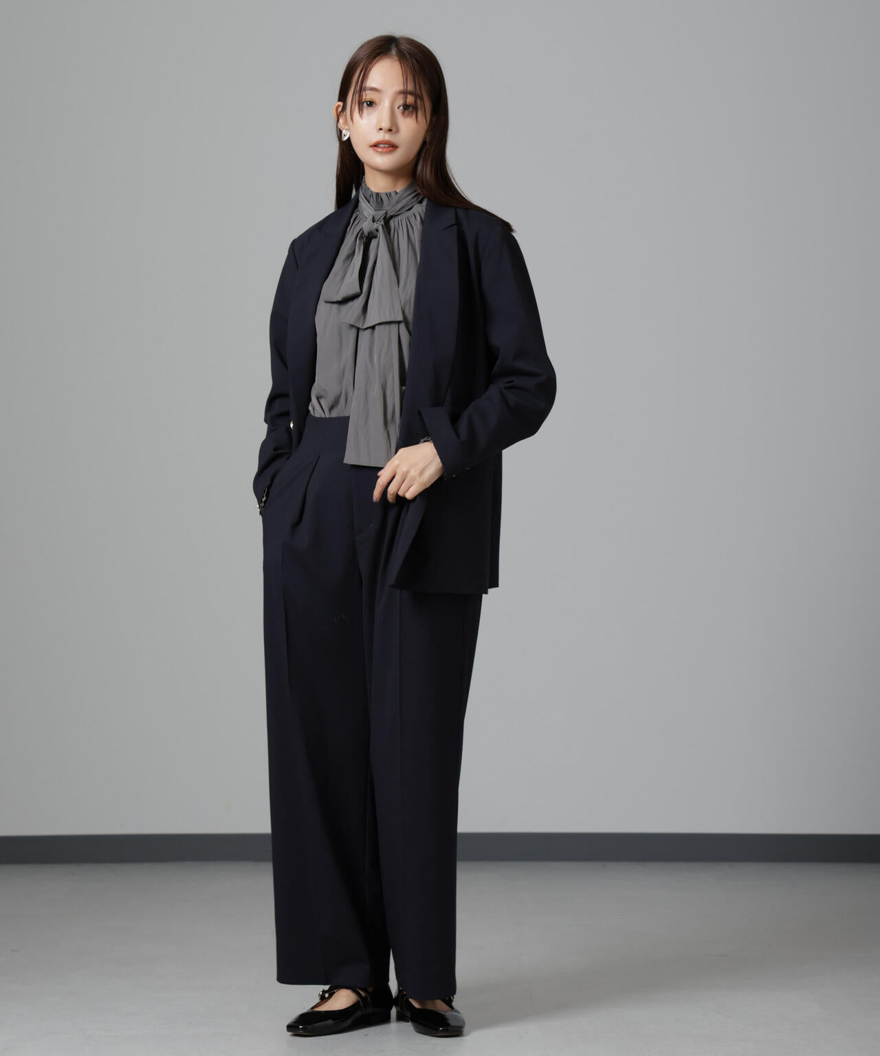 シャーリングネックボウタイブラウス 6694220325