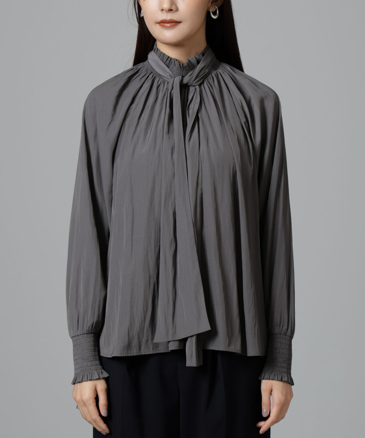 シャーリングネックボウタイブラウス 6694220325