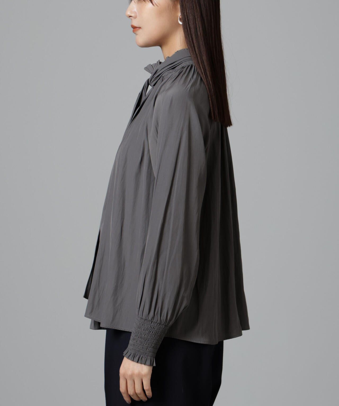 シャーリングネックボウタイブラウス 6694220325