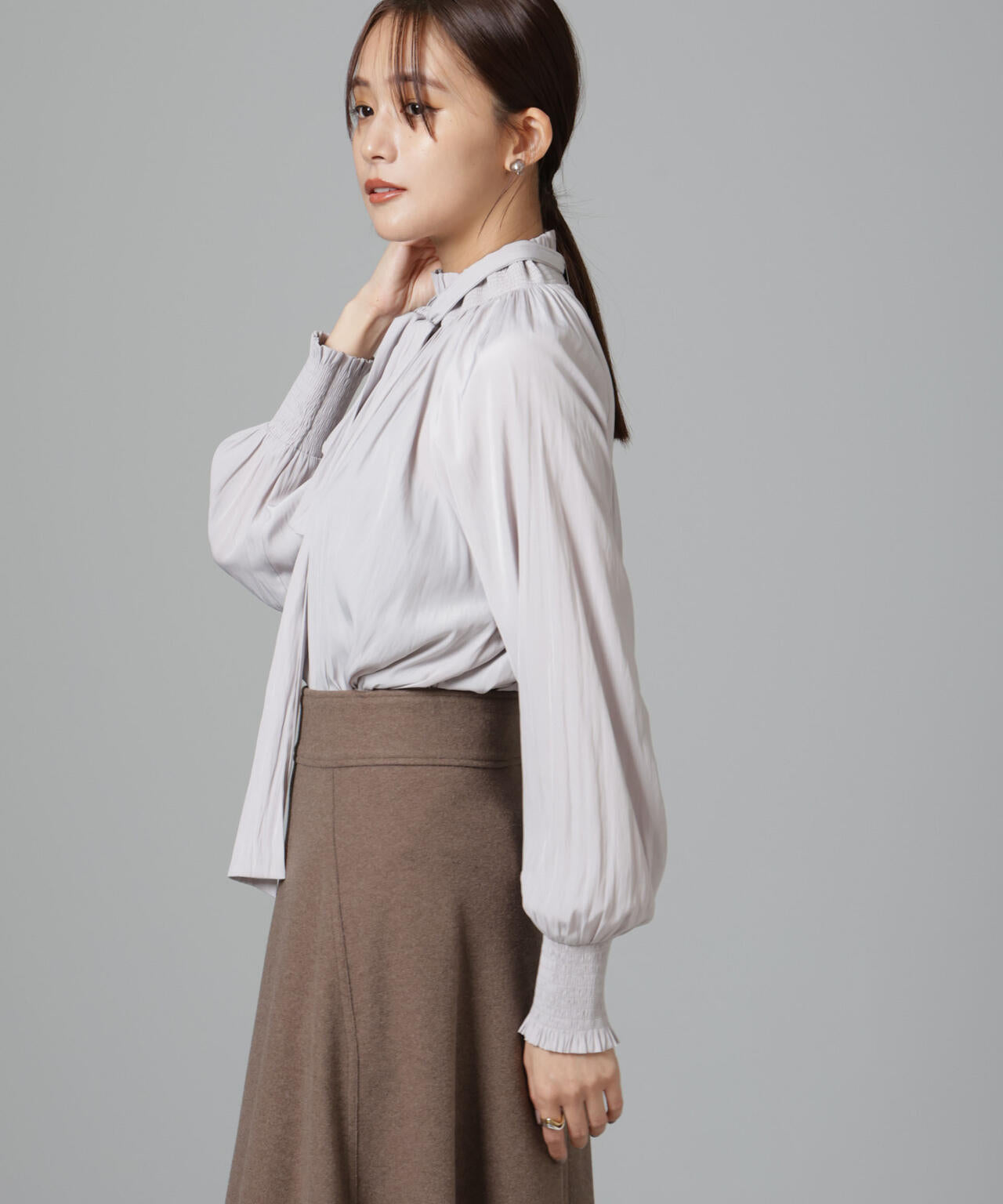 シャーリングネックボウタイブラウス 6694220325