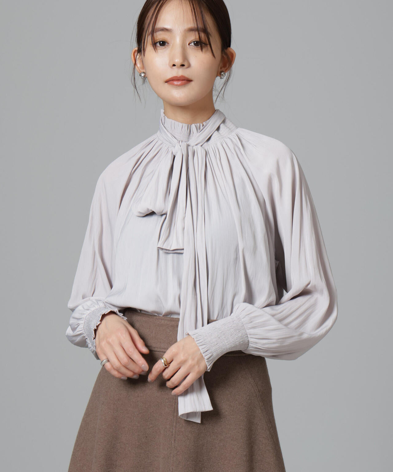 シャーリングネックボウタイブラウス 6694220325