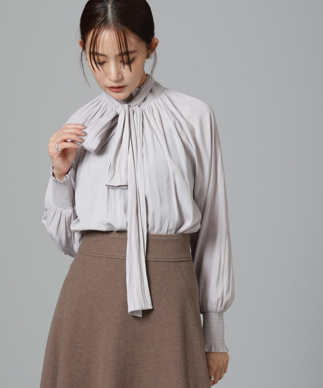 シャーリングネックボウタイブラウス 6694220325