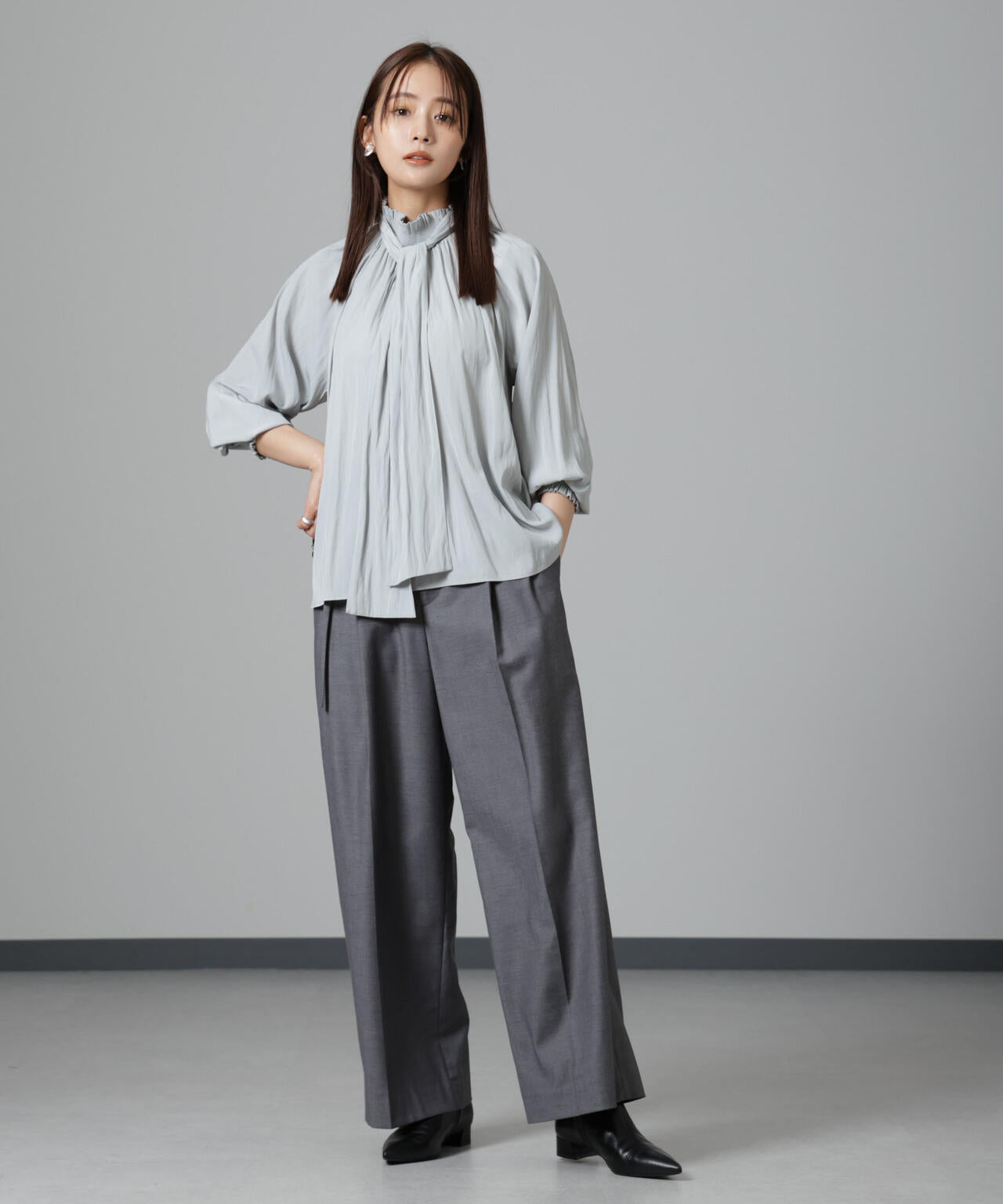 シャーリングネックボウタイブラウス 6694220325