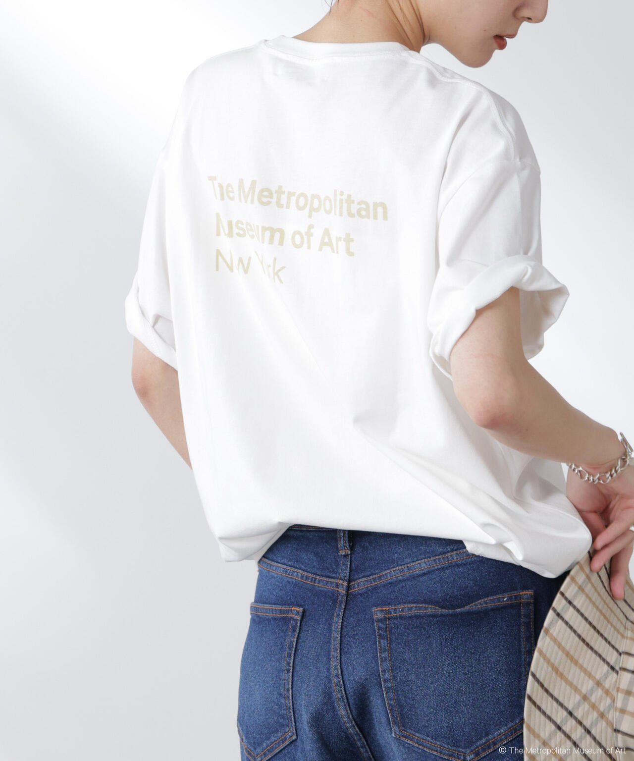 The Met 別注ロゴプリントTシャツ 6695224300