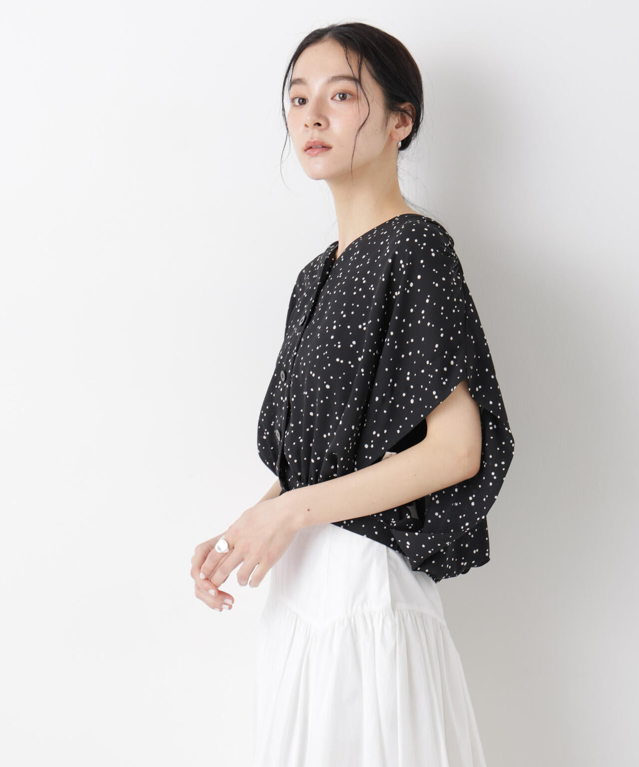ドットプリントVネックショートブラウス 6696121310