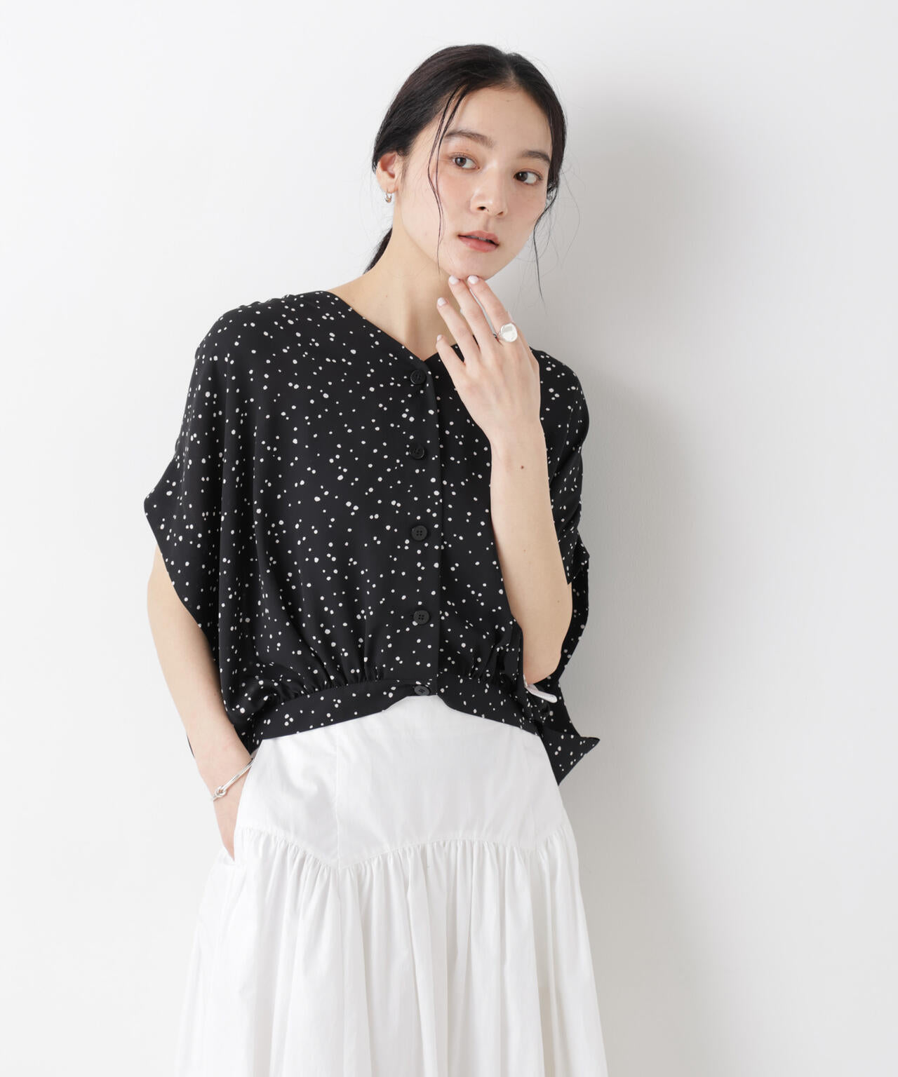 ドットプリントVネックショートブラウス 6696121310