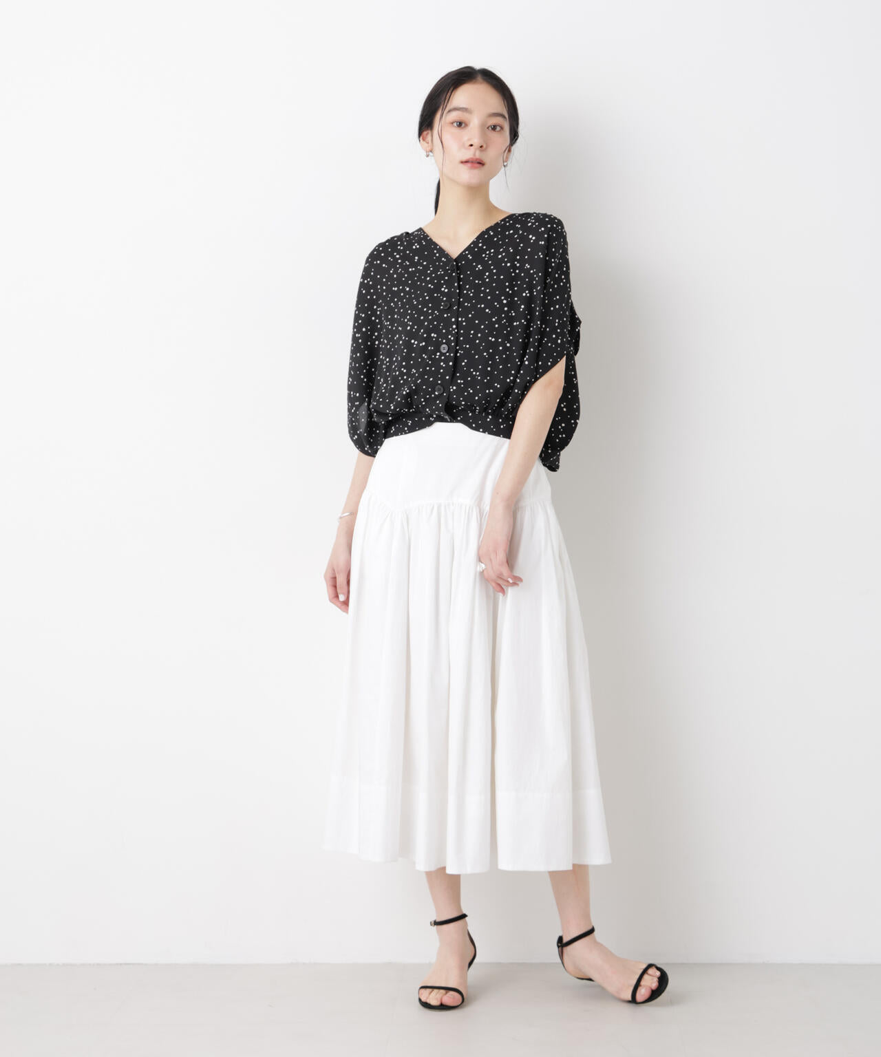 ドットプリントVネックショートブラウス 6696121310