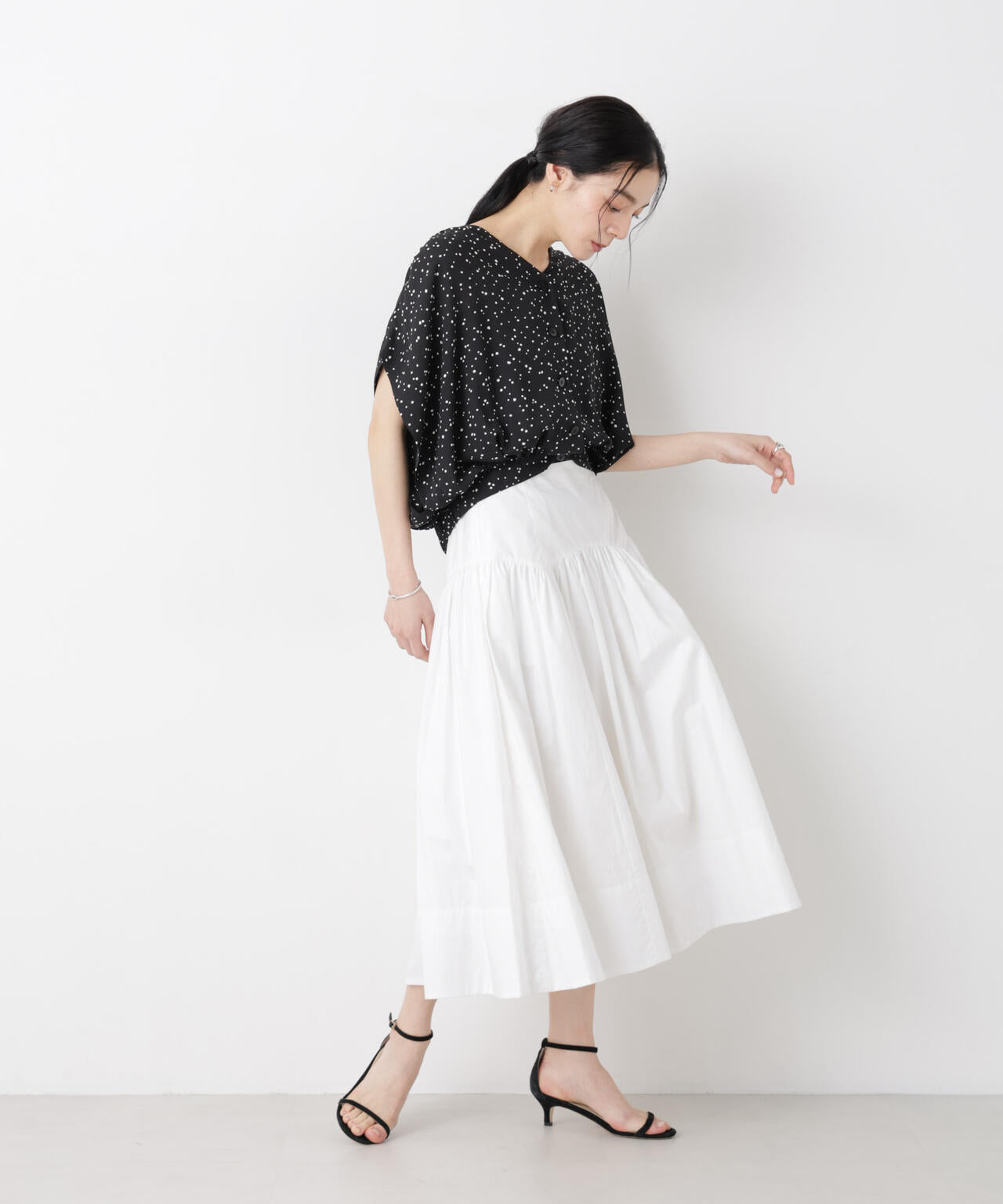 ドットプリントVネックショートブラウス 6696121310