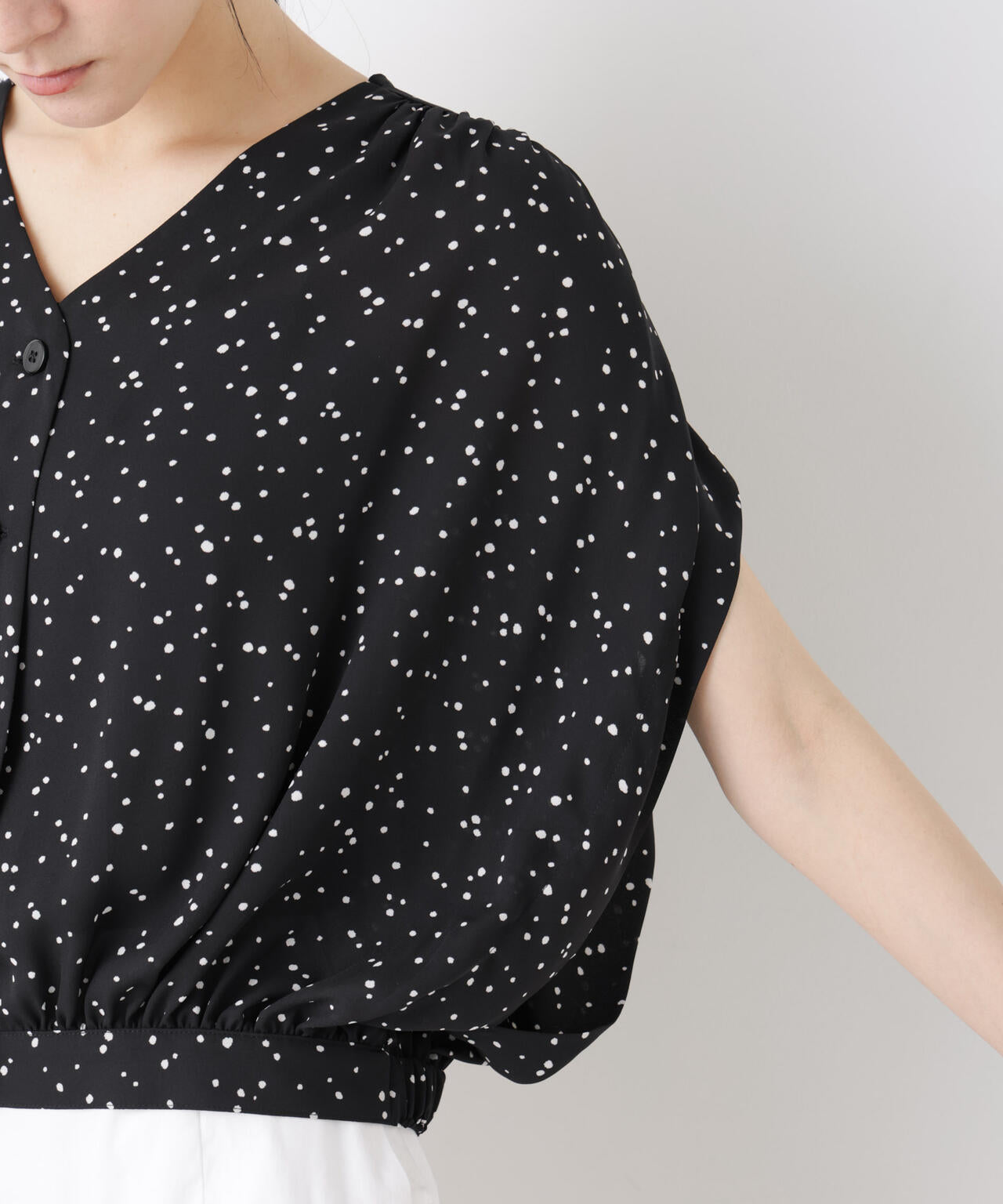 ドットプリントVネックショートブラウス 6696121310