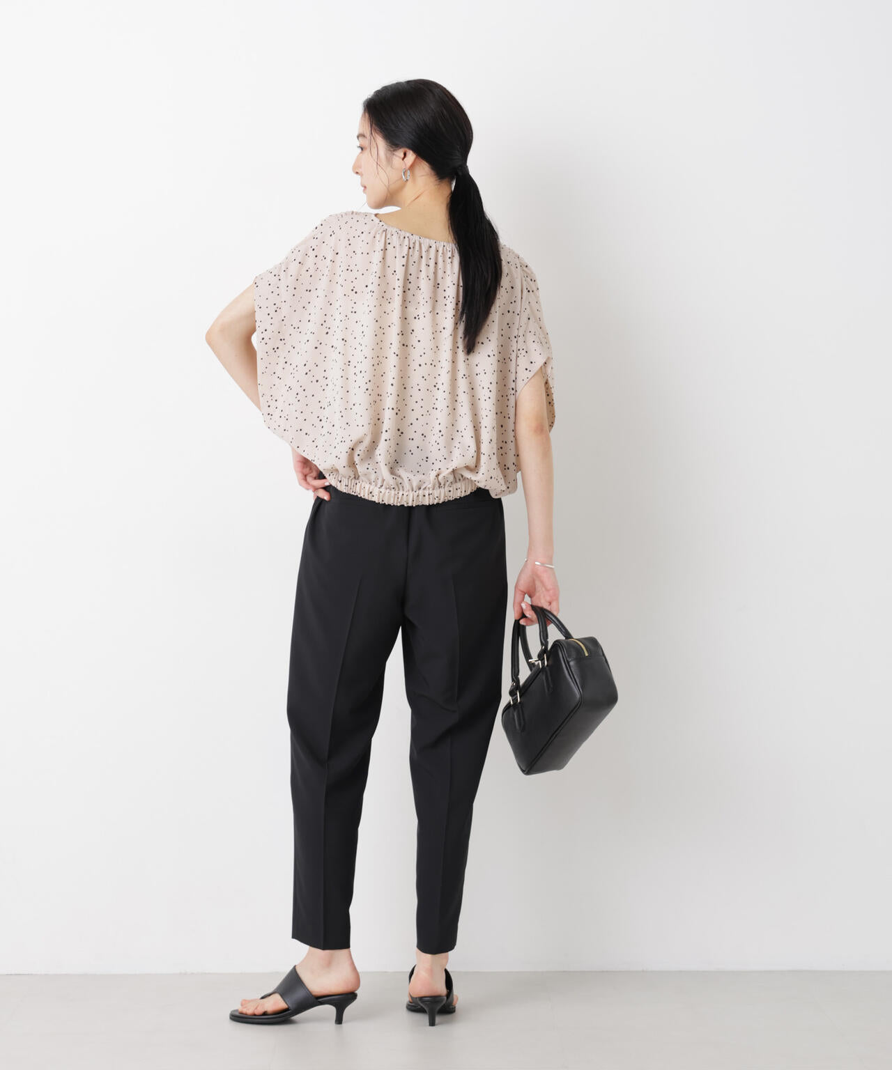 ドットプリントVネックショートブラウス 6696121310