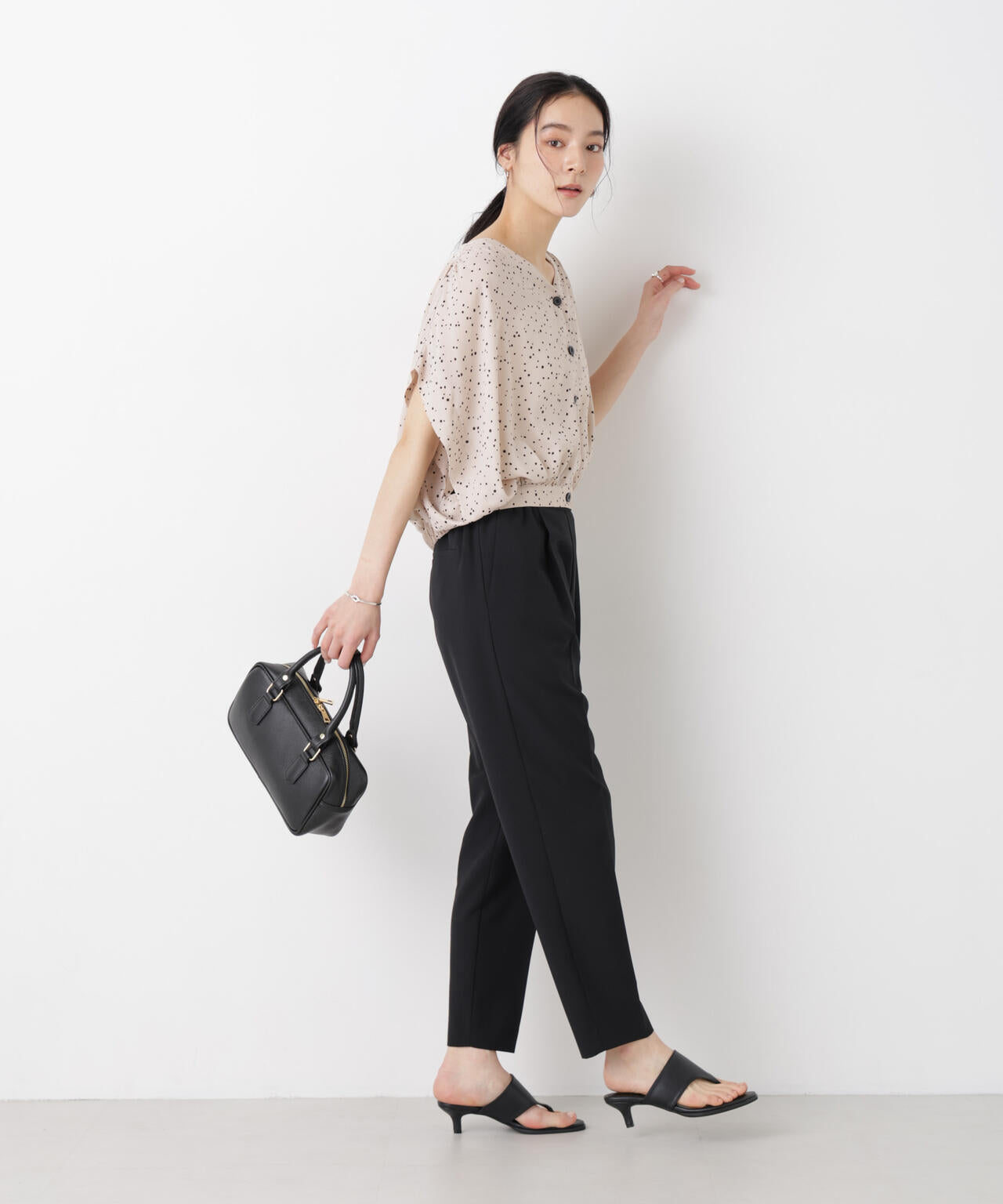 ドットプリントVネックショートブラウス 6696121310