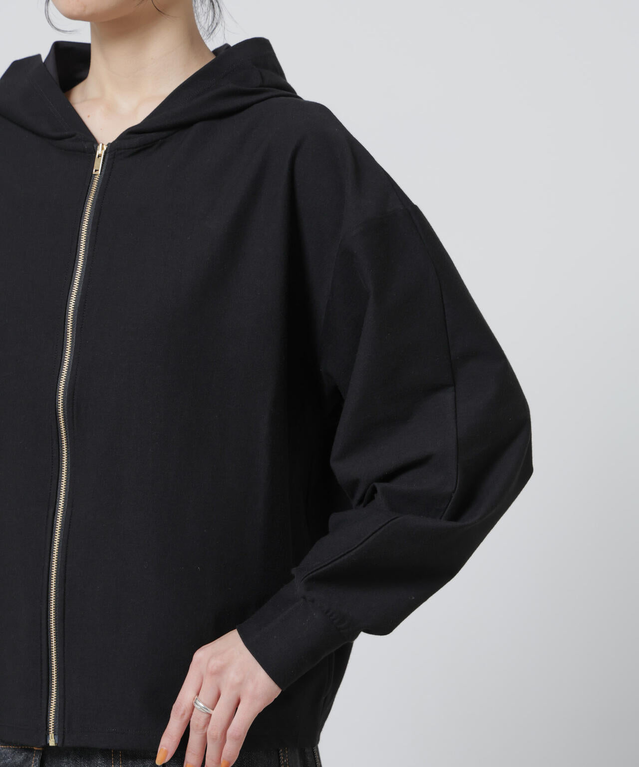 「Meaningful Continuity」coveross(R)ツイル調冷感プレーティング天竺パーカー 6696123303