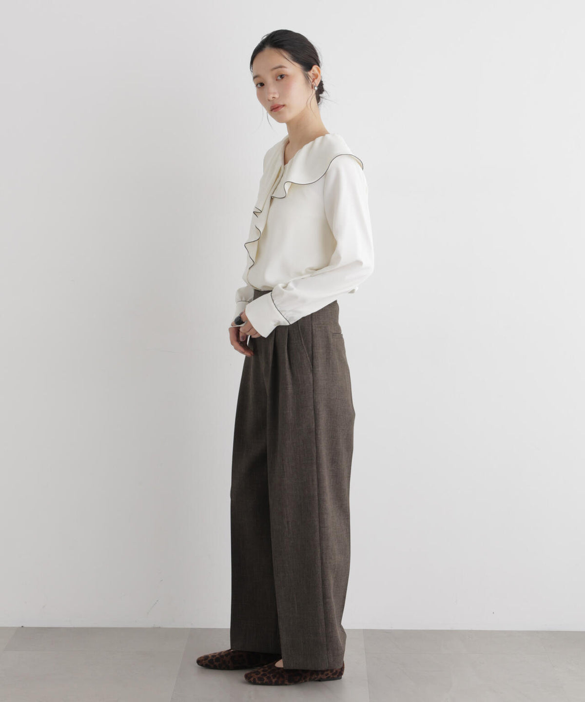 シャンブレーシャークスキンタックセミワイドパンツ(セットアップ可) 6696227302