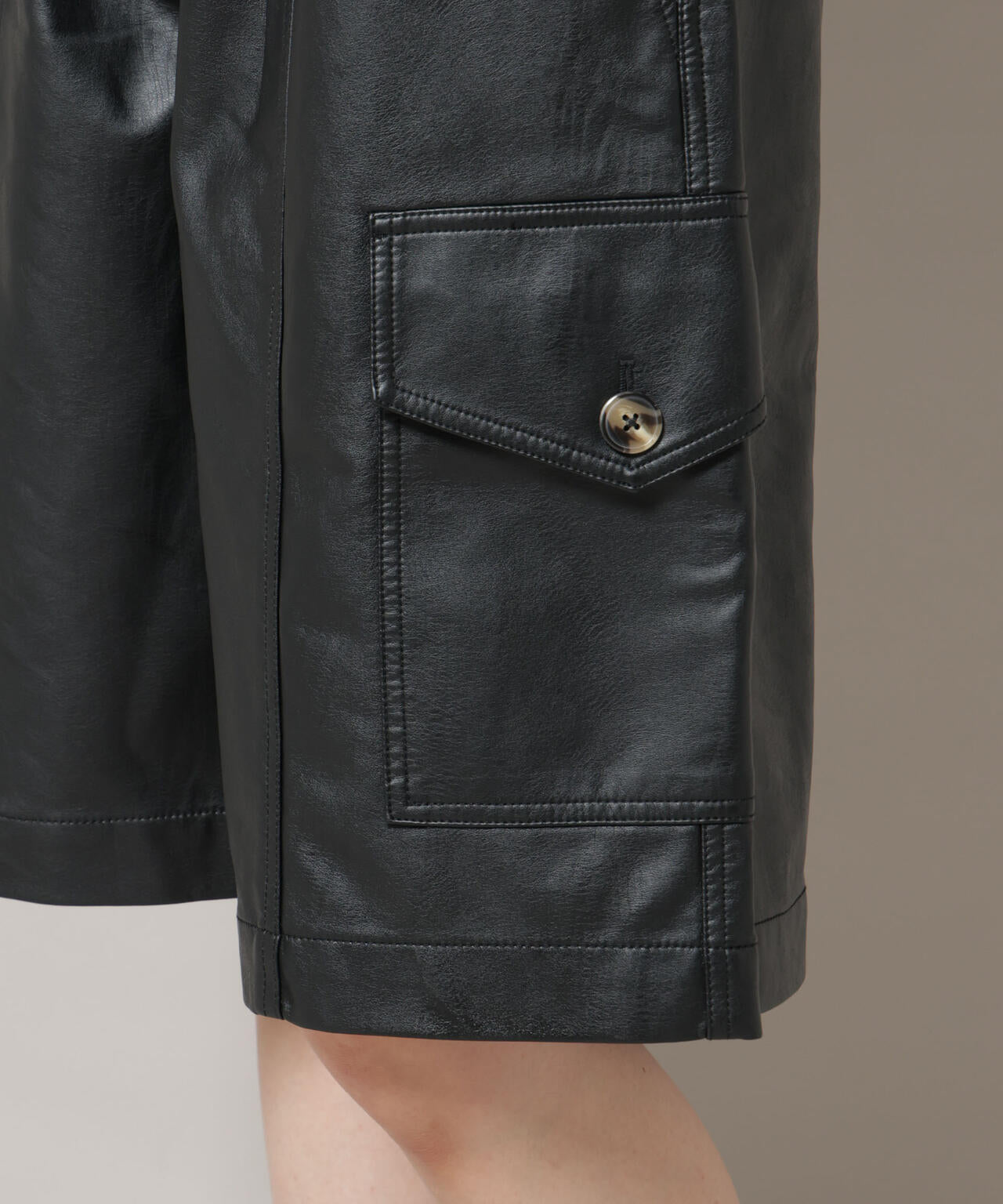 BAUM UND PFERDGARTEN/Textured Faux Leather ハーフパンツ 6715228001