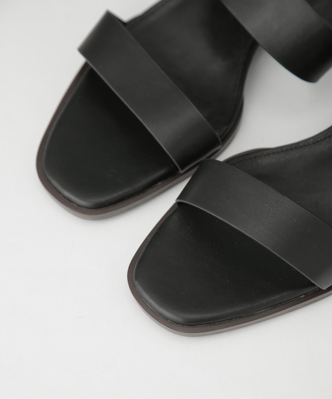 ゴールドバックルサンダル 6734135303