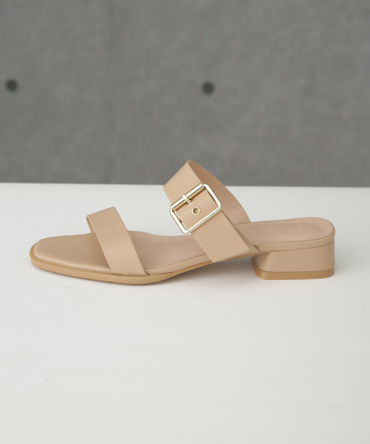 ゴールドバックルサンダル 6734135303