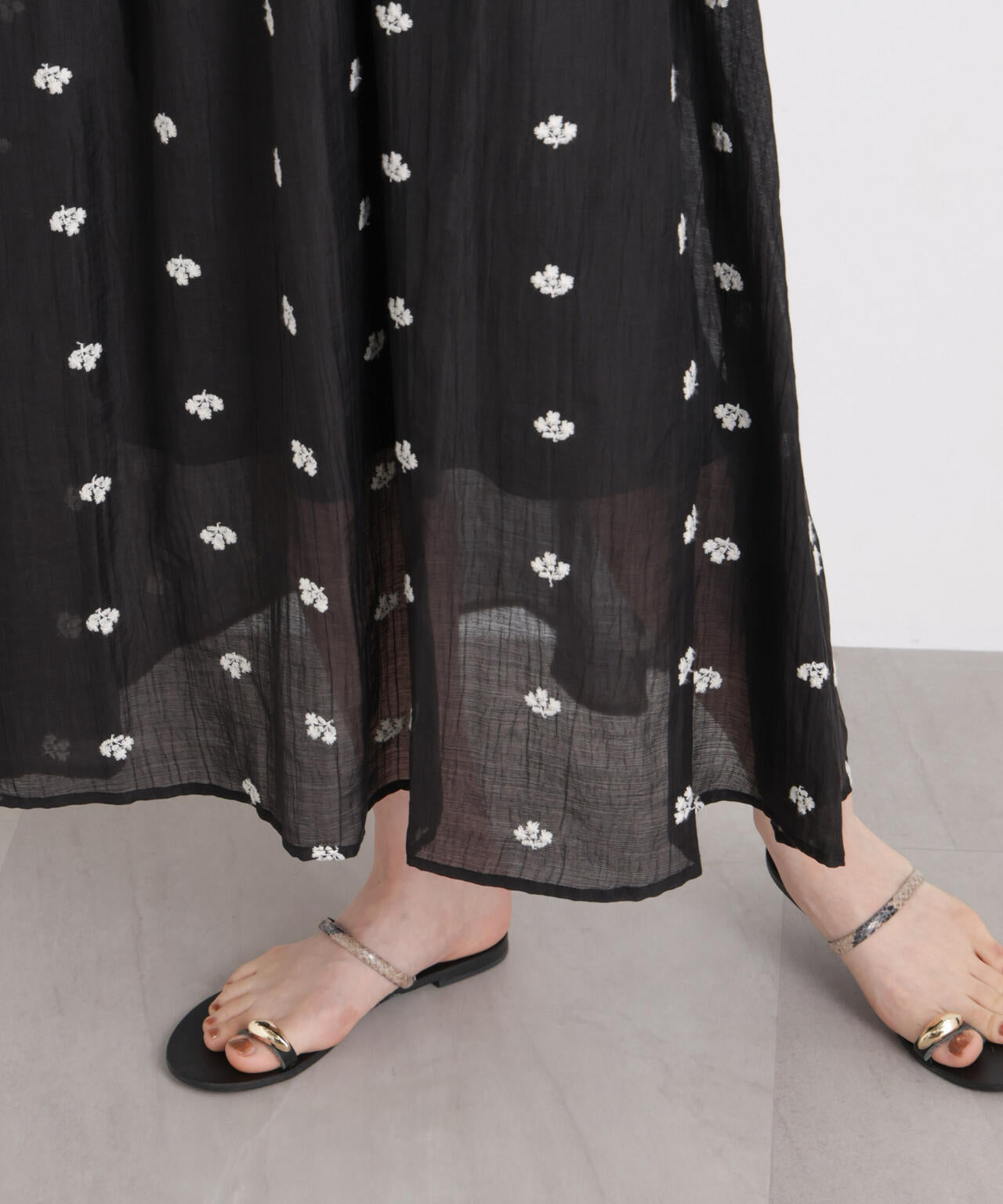 小花柄エンブロイダリーシアーギャザーワンピース 6736119325