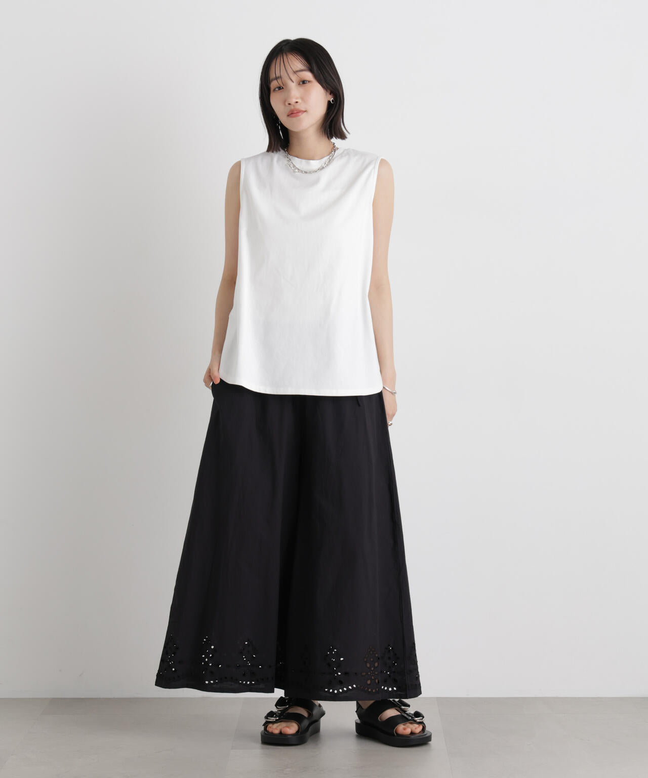 バックタックラウンドヘムノースリーブカットトップス 6736124331