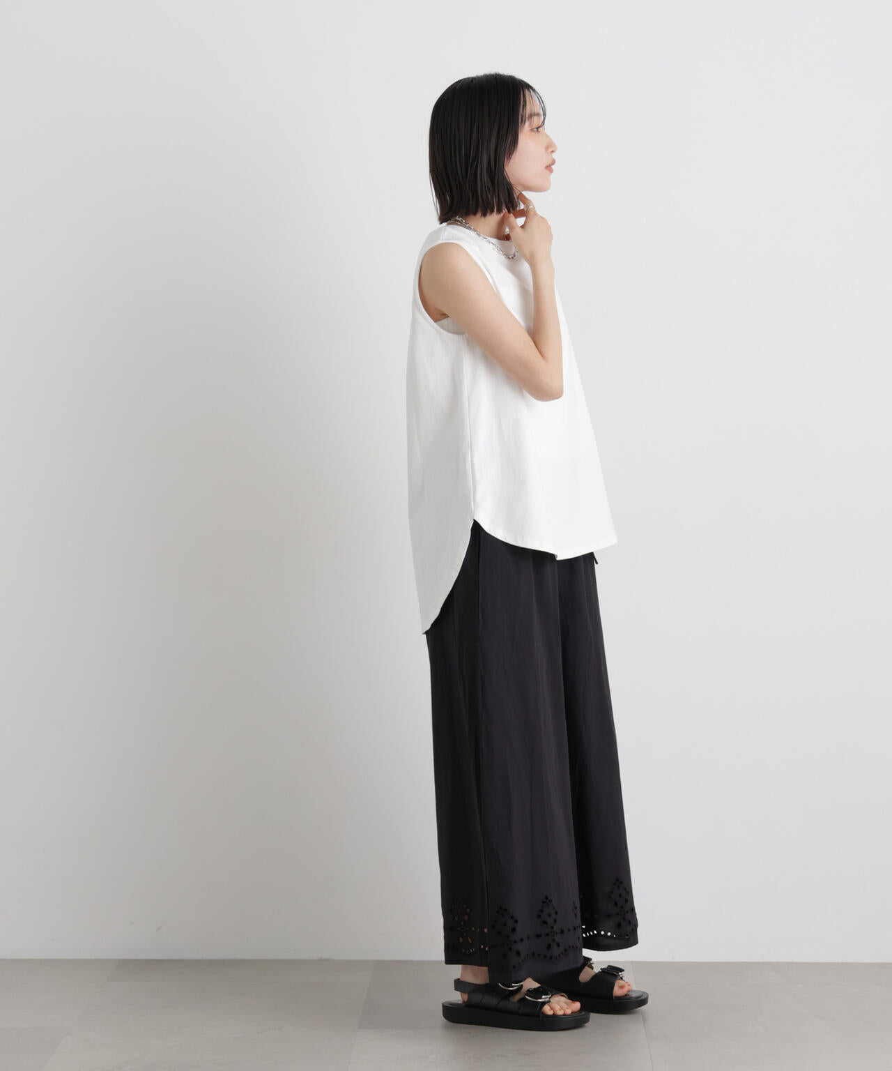 バックタックラウンドヘムノースリーブカットトップス 6736124331
