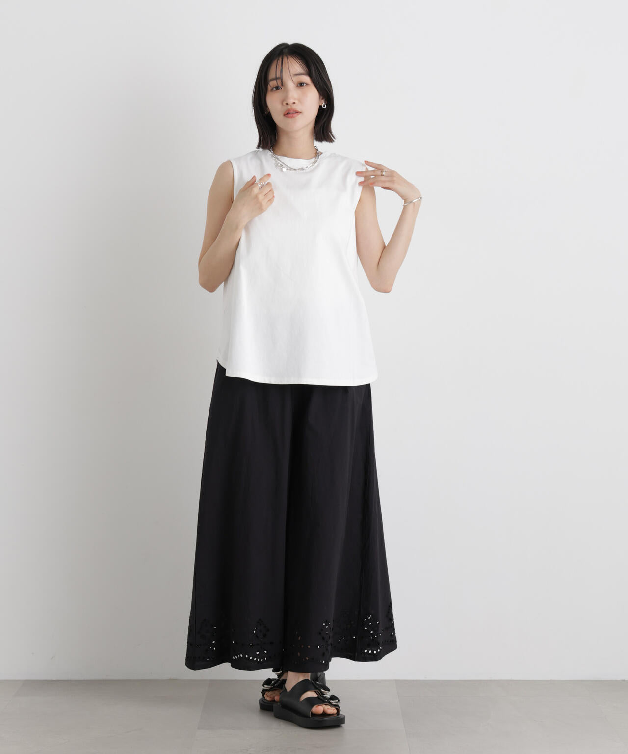 バックタックラウンドヘムノースリーブカットトップス 6736124331