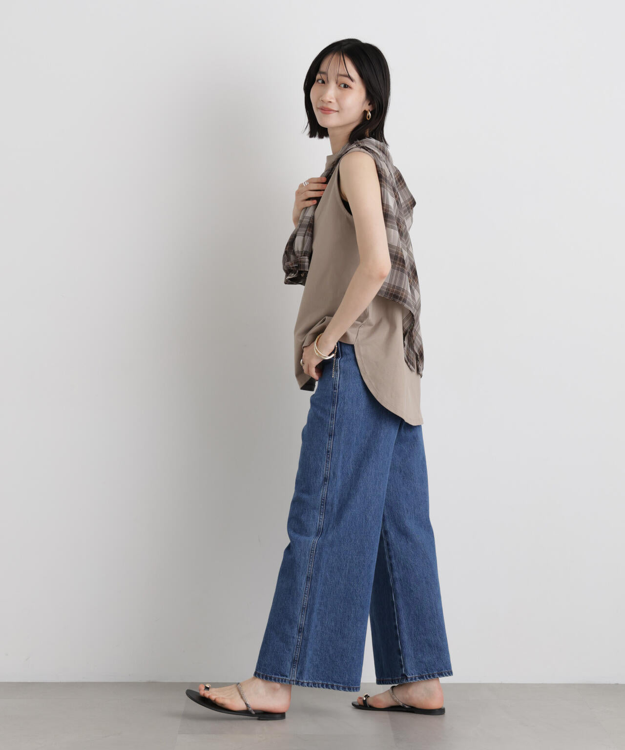 バックタックラウンドヘムノースリーブカットトップス 6736124331