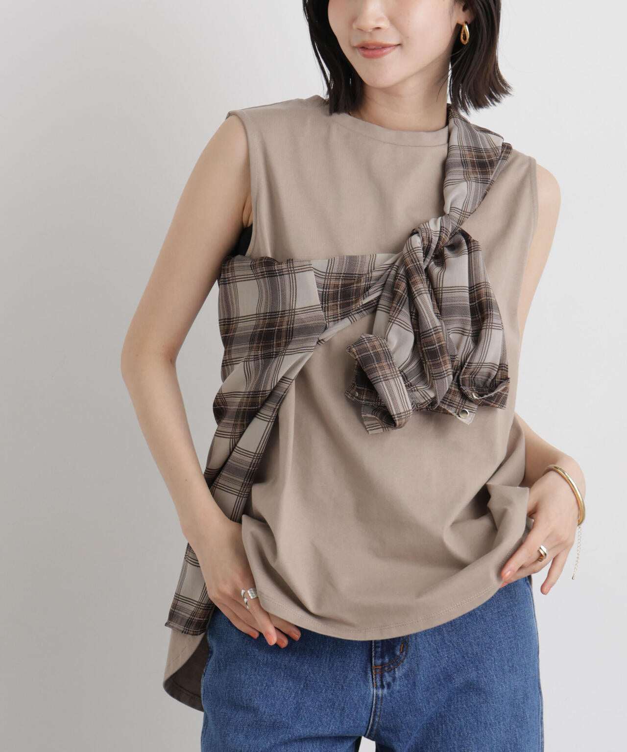 バックタックラウンドヘムノースリーブカットトップス 6736124331