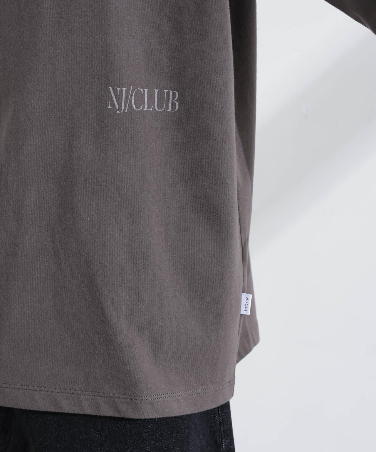 ｢NJ/CLUB｣ ロゴプリントロングスリーブTシャツ 6685123219