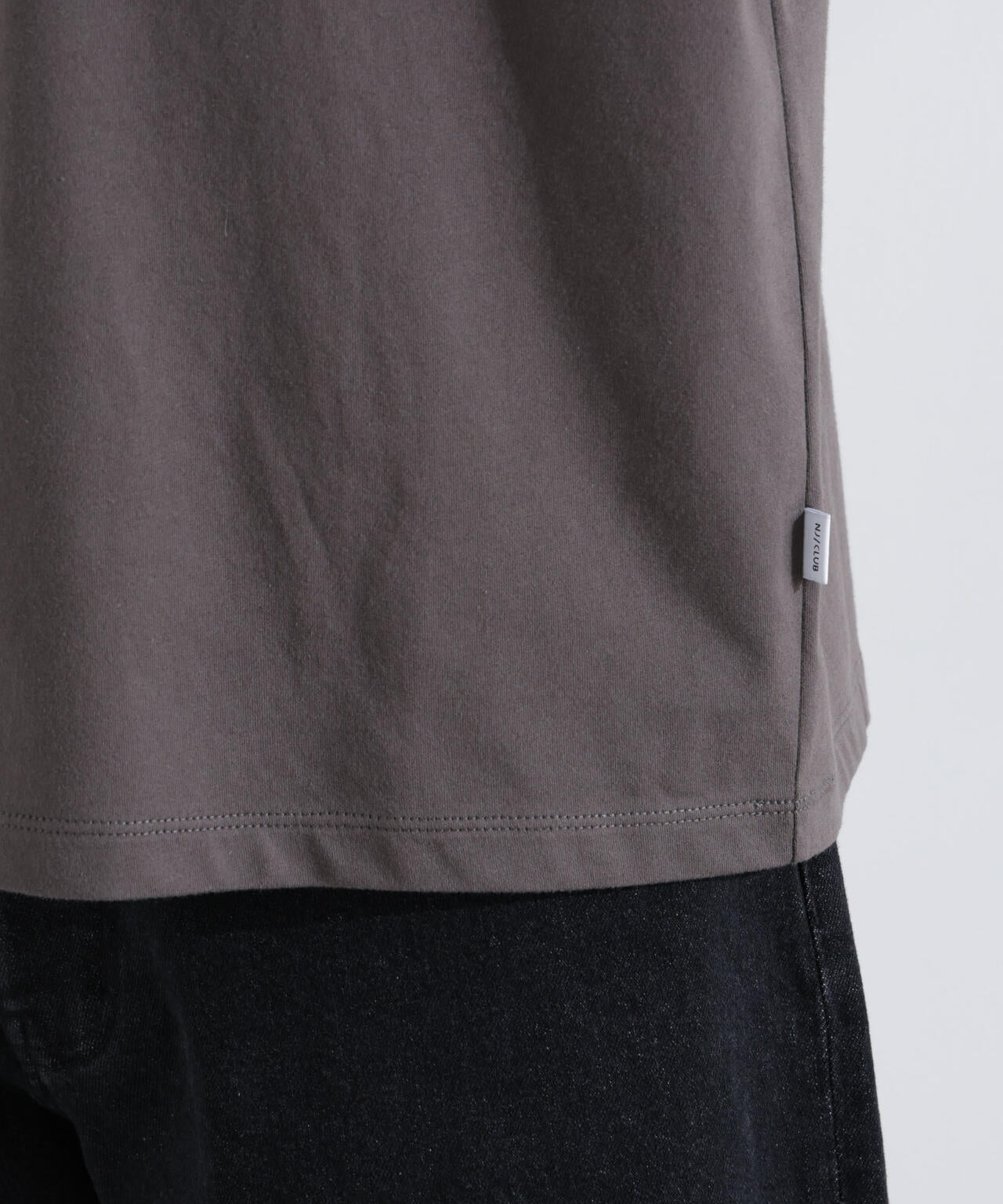 ｢NJ/CLUB｣ ロゴプリントロングスリーブTシャツ 6685123219