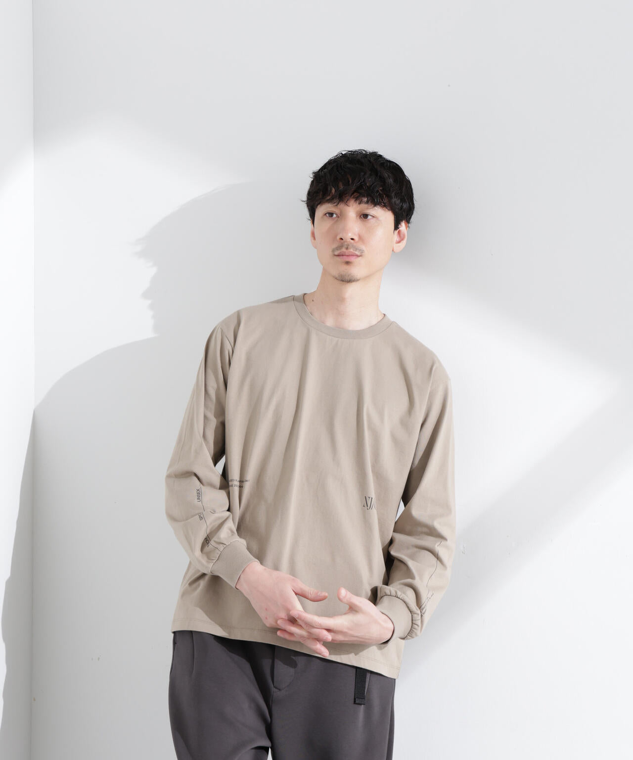 ｢NJ/CLUB｣ ロゴプリントロングスリーブTシャツ 6685123219