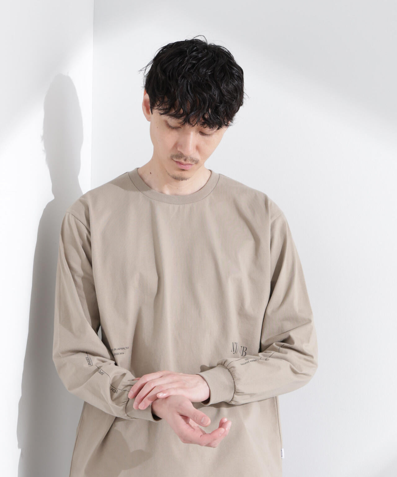 ｢NJ/CLUB｣ ロゴプリントロングスリーブTシャツ 6685123219