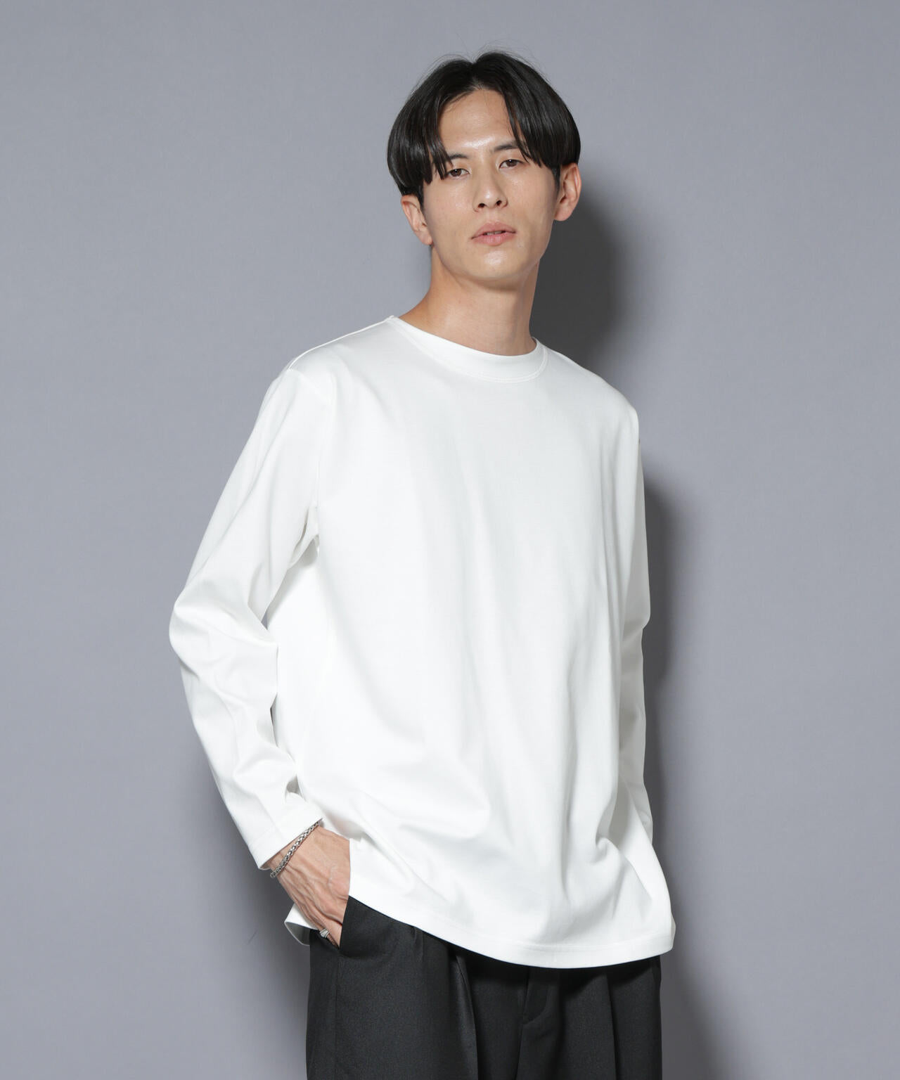 ｢NJ/CLUB｣モクロディ ボートネック サイドスリットTシャツ