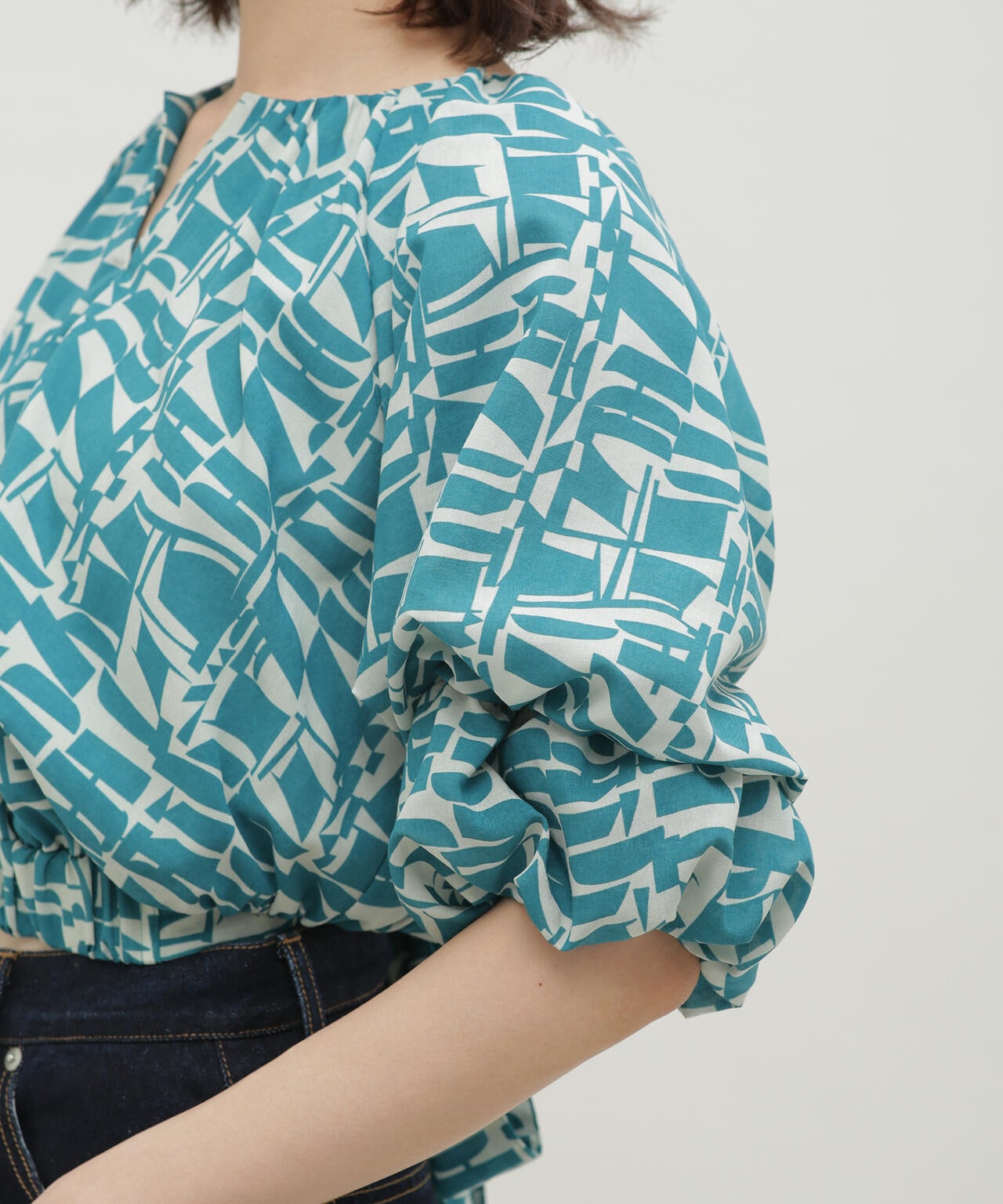 LB.03/幾何学柄バルーンスリーブブラウス 6693121309