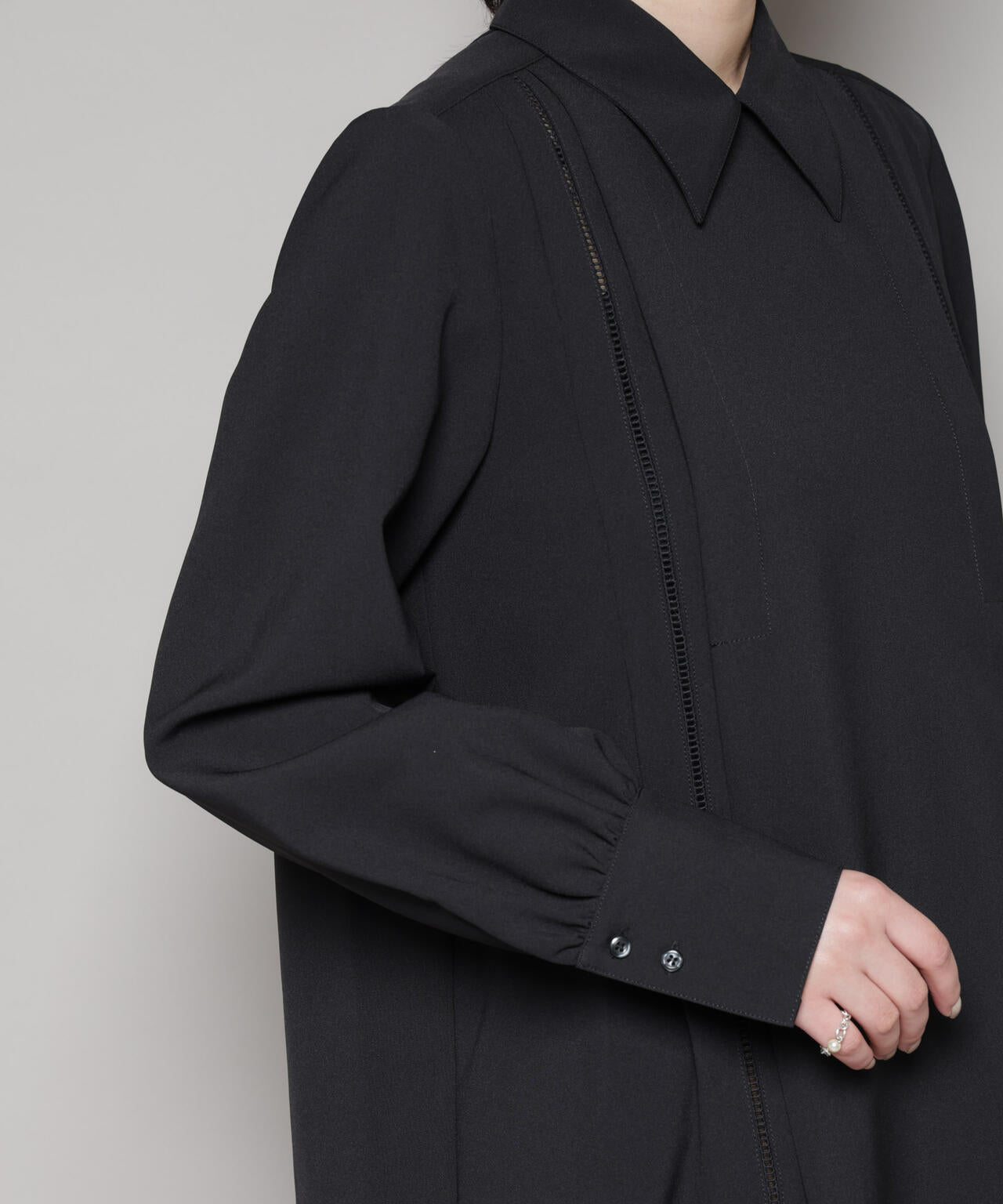 ダブルクロス衿付きハシゴレースブラウス 6695220316