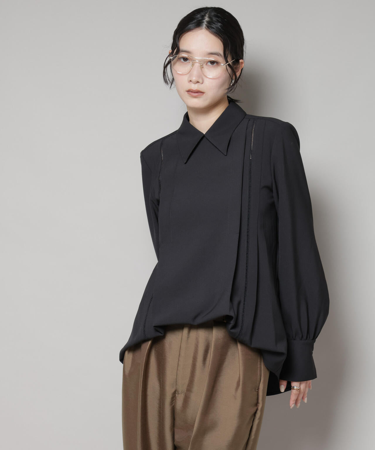 ダブルクロス衿付きハシゴレースブラウス