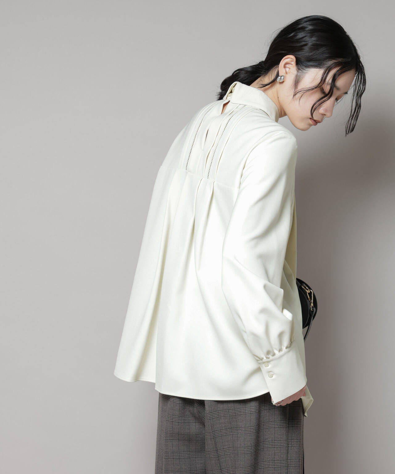 ダブルクロス衿付きハシゴレースブラウス 6695220316