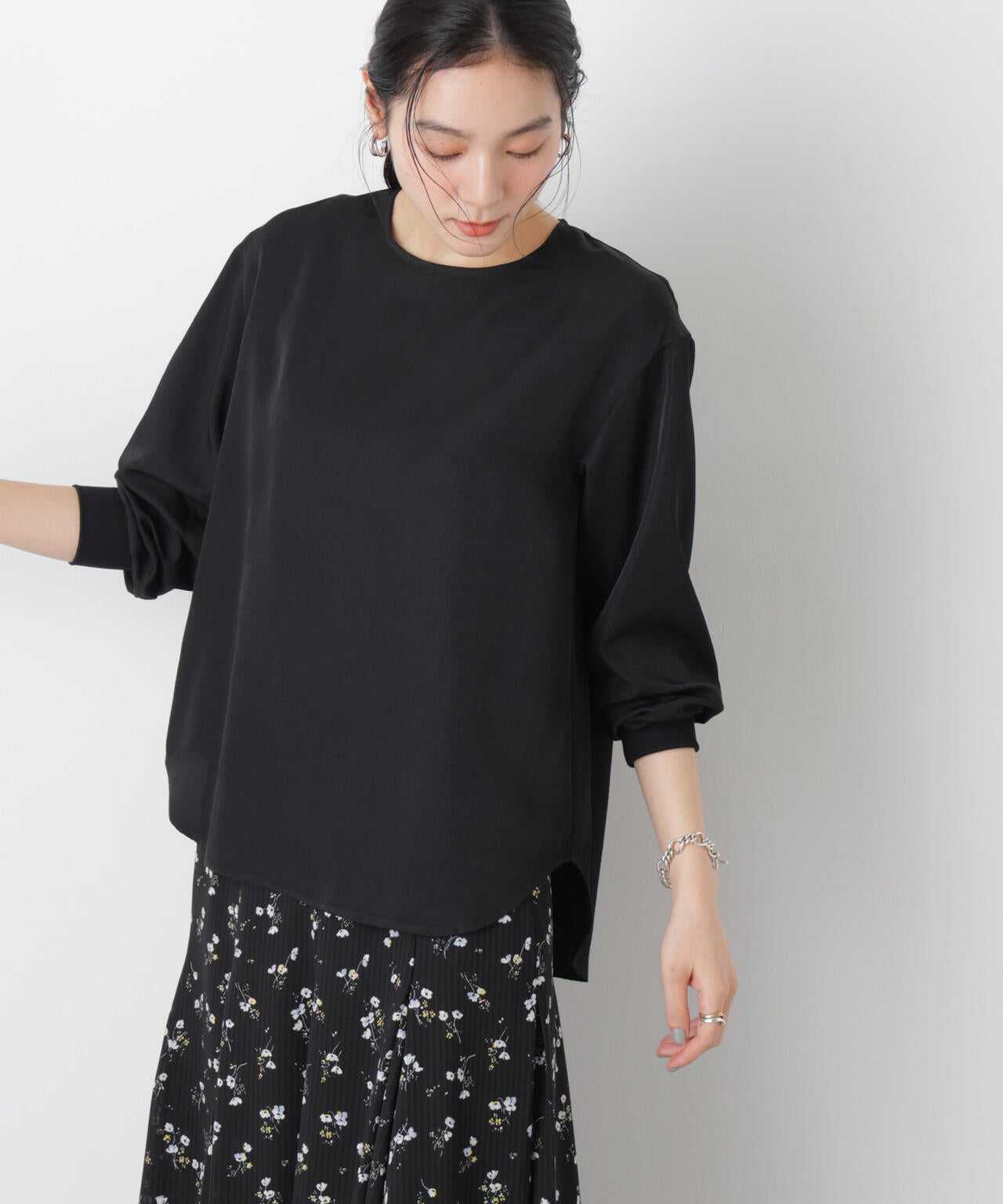 クルーネックイージーブラウス