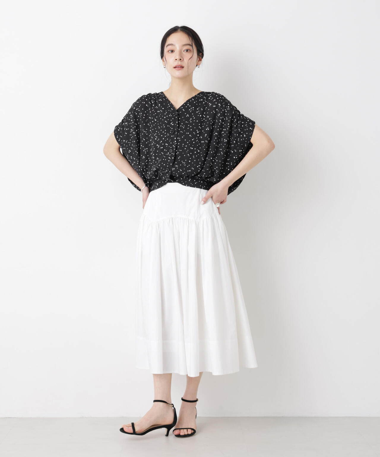 ドットプリントVネックショートブラウス 6696121310