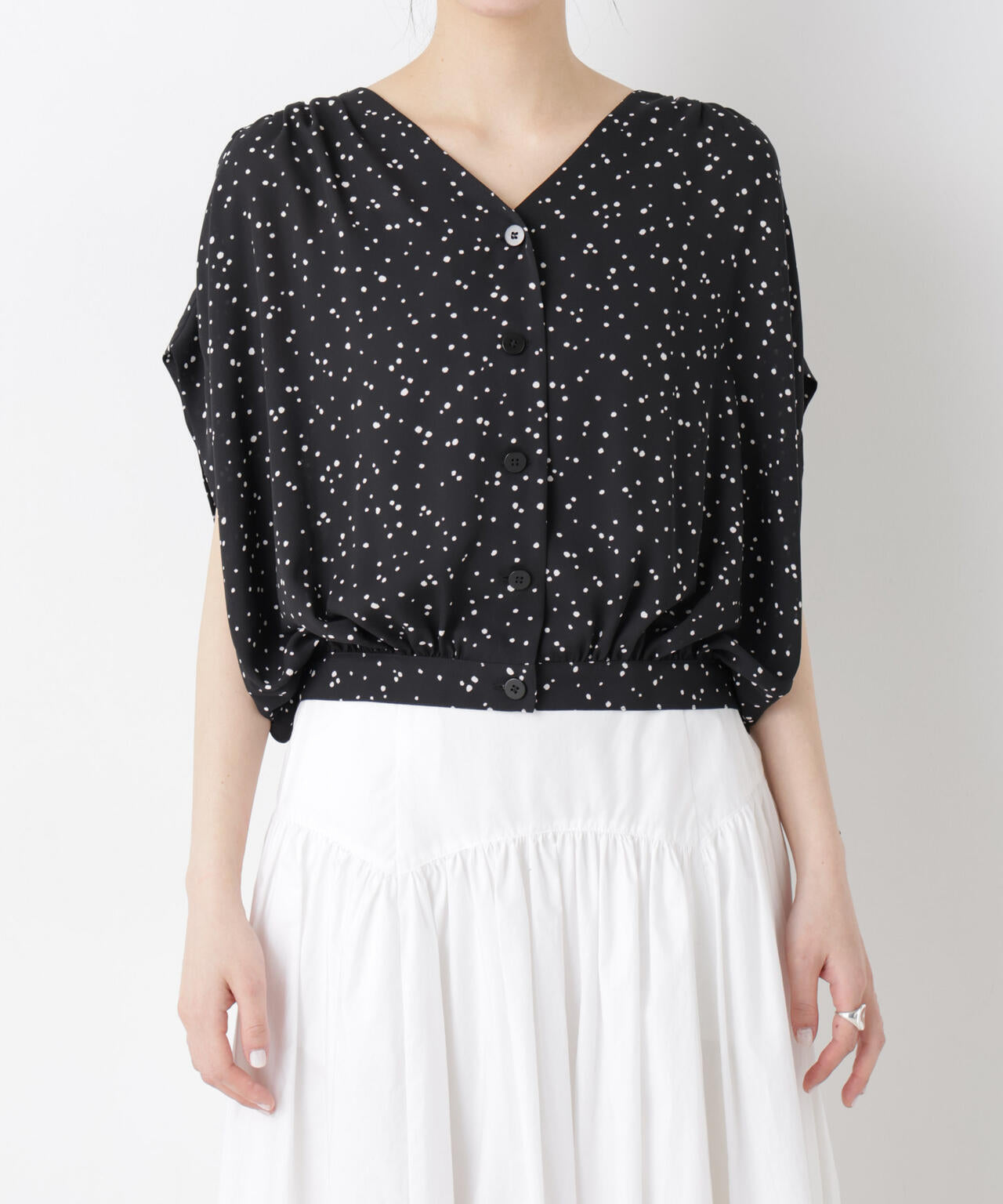 ドットプリントVネックショートブラウス 6696121310