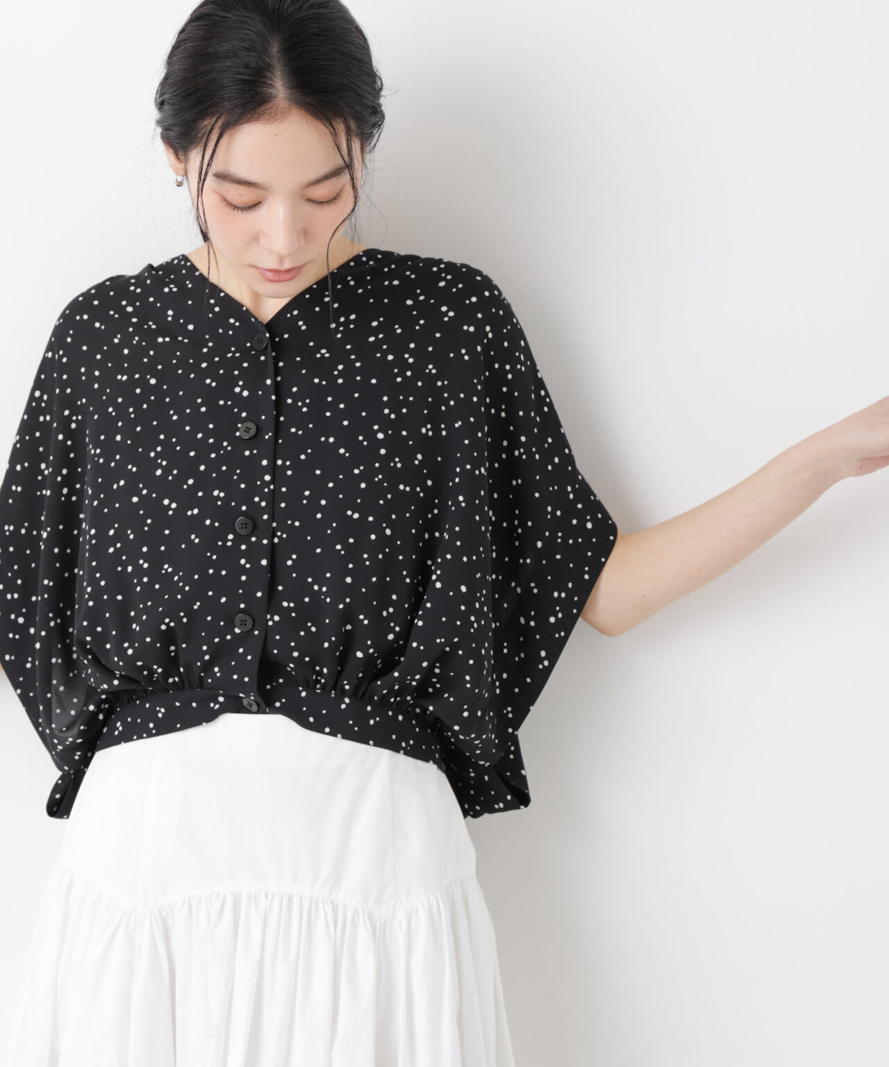 ドットプリントVネックショートブラウス 6696121310