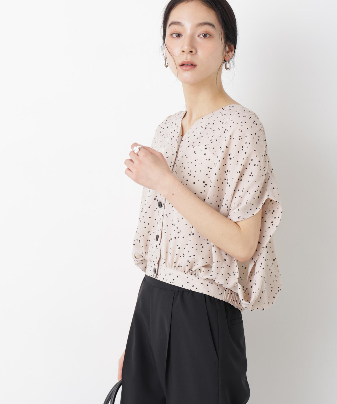 ドットプリントVネックショートブラウス 6696121310