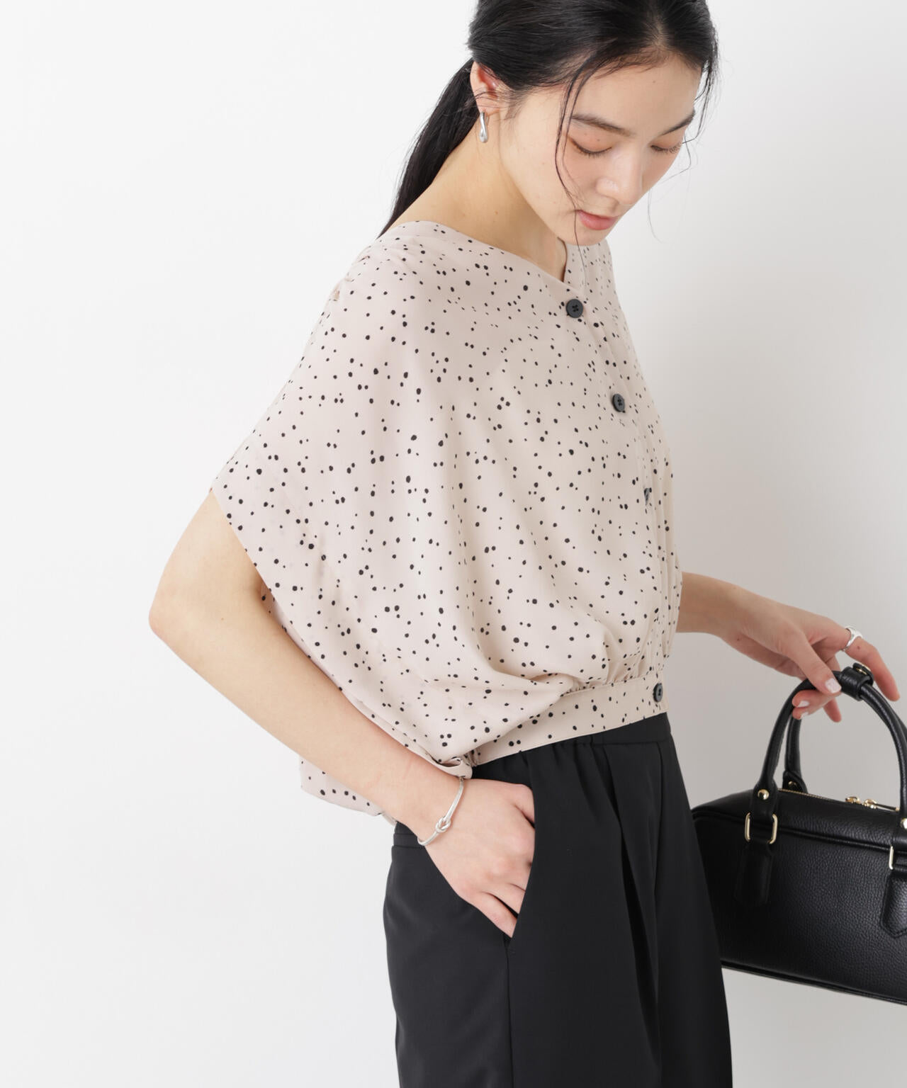 ドットプリントVネックショートブラウス 6696121310