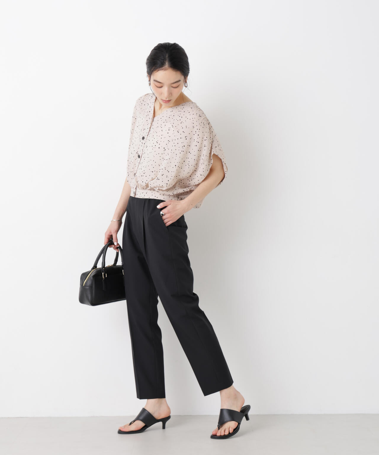 ドットプリントVネックショートブラウス 6696121310