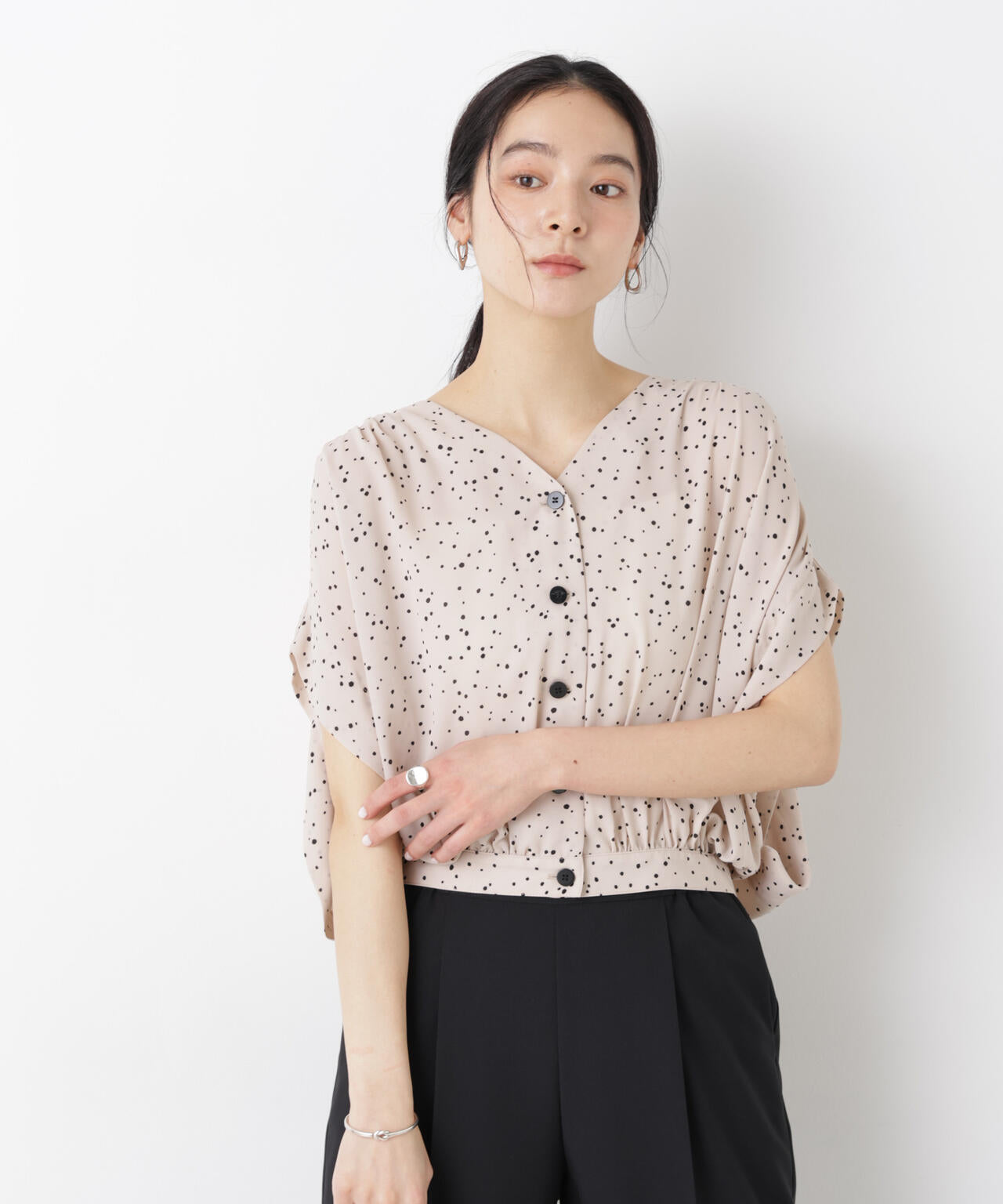 ドットプリントVネックショートブラウス 6696121310