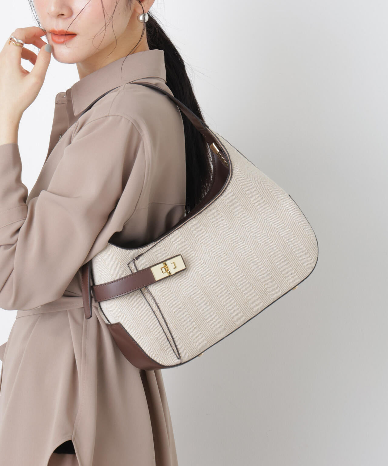 ターンロックベルトキャンバスワンハンドルバッグ 6696132309