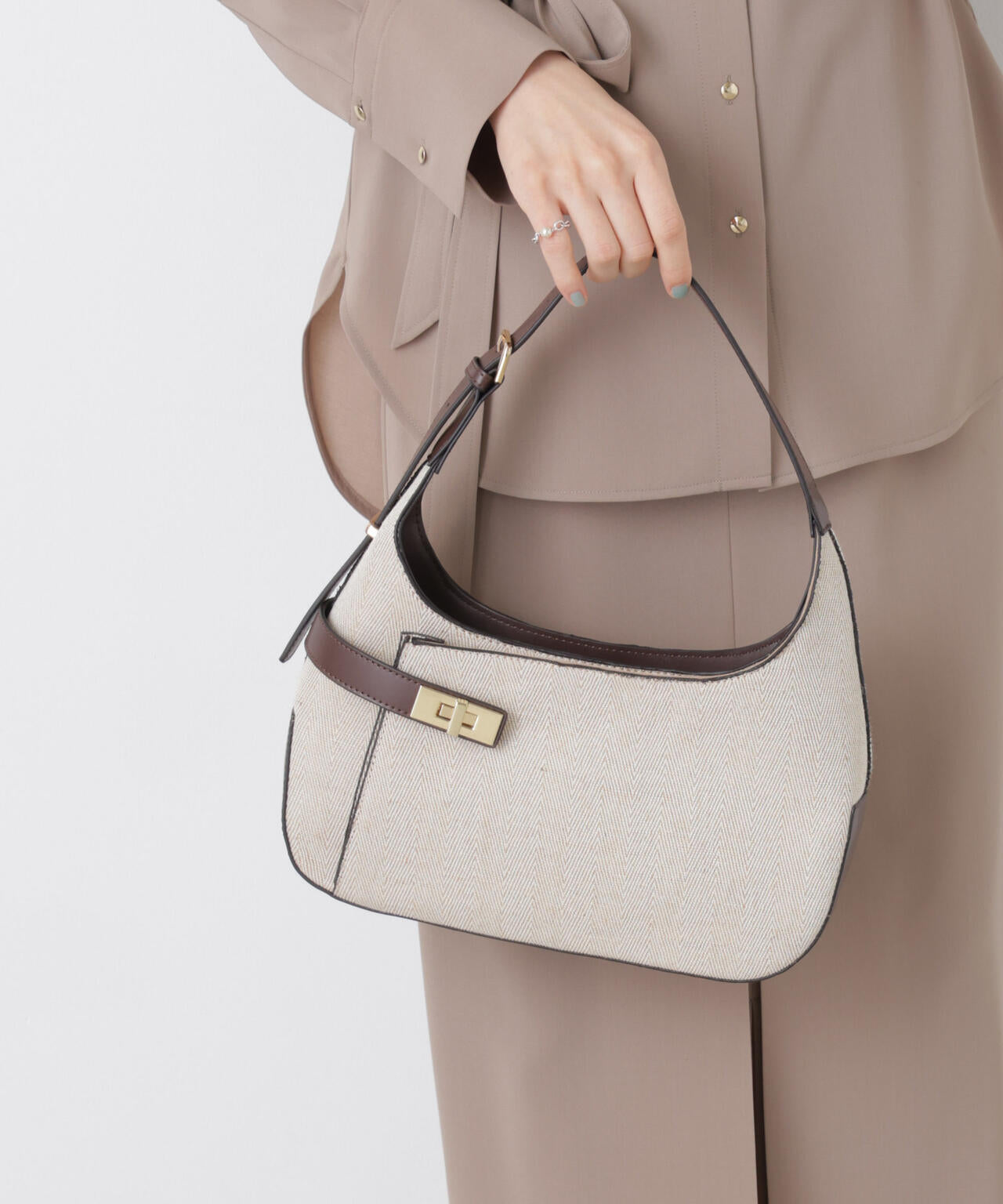 ターンロックベルトキャンバスワンハンドルバッグ